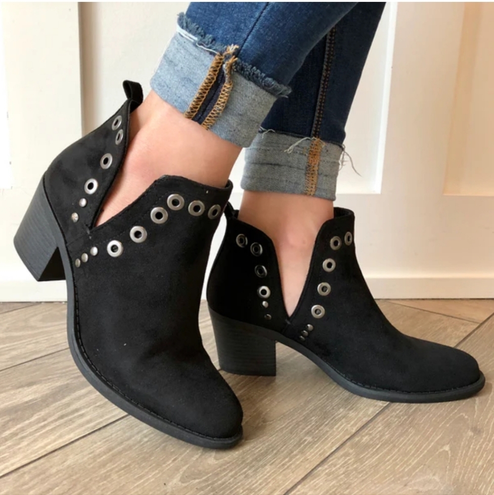 Roebuck Black Faux Suede Grommet Booties‎ Block Heel Size 7
